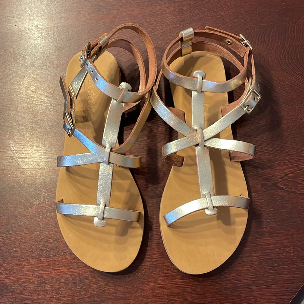 L’intervalle Augustus Gold Leather Sandals
